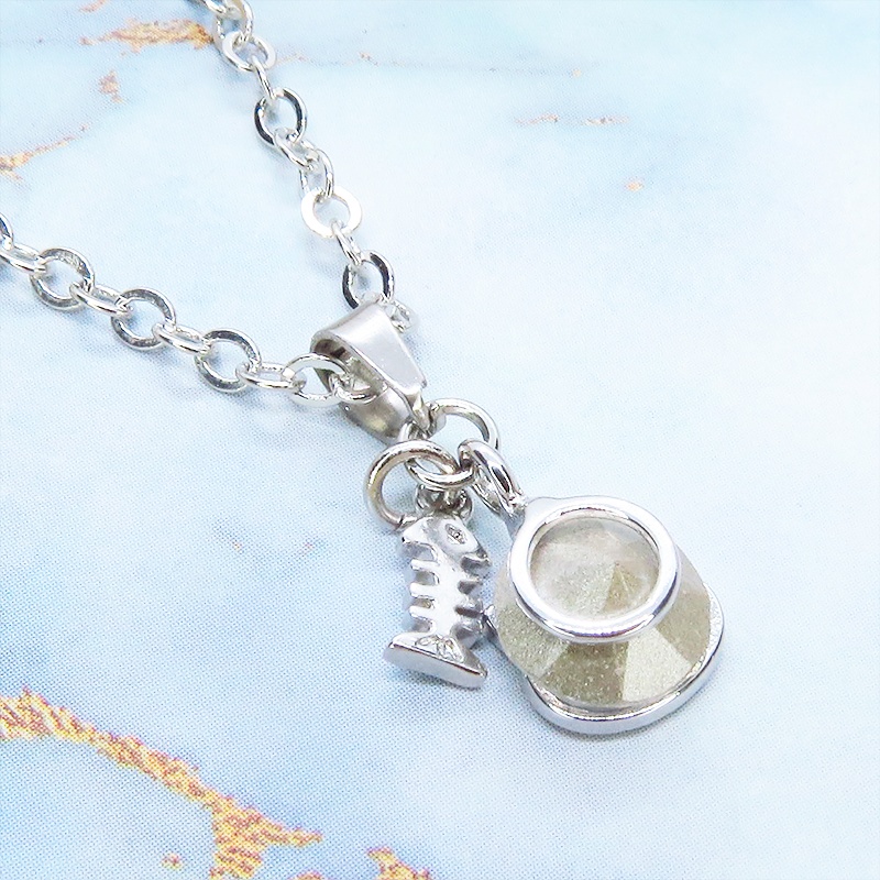 可愛い猫フレームのスワロフスキー(9色選択)と魚のチャームの大人可愛いネックレス 長さ調整可 アジャスター可