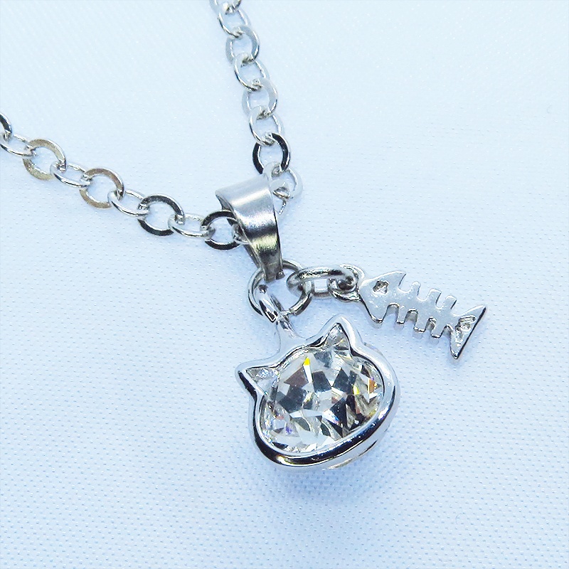 可愛い猫フレームのスワロフスキー(9色選択)と魚のチャームの大人可愛いネックレス 長さ調整可 アジャスター可