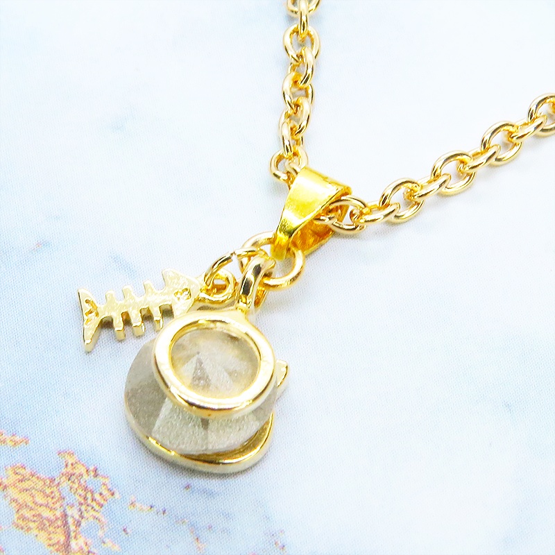 可愛い猫フレーム(ゴールドカラー)のスワロフスキー(9色選択)と魚のチャームの大人可愛いネックレス 長さ調整可 アジャスター可