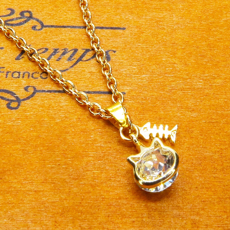 可愛い猫フレーム(ゴールドカラー)のスワロフスキー(9色選択)と魚のチャームの大人可愛いネックレス 長さ調整可 アジャスター可