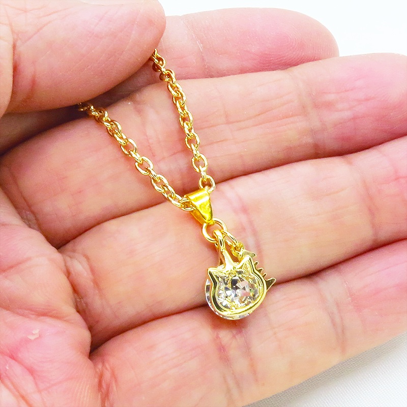 可愛い猫フレーム(ゴールドカラー)のスワロフスキー(9色選択)と魚のチャームの大人可愛いネックレス 長さ調整可 アジャスター可