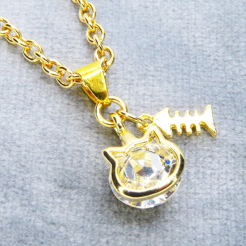 可愛い猫フレーム(ゴールドカラー)のスワロフスキー(9色選択)と魚のチャームの大人可愛いネックレス 長さ調整可 アジャスター可