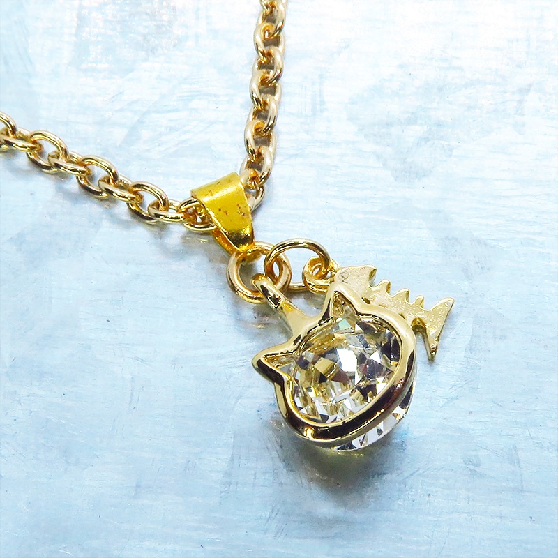 可愛い猫フレーム(ゴールドカラー)のスワロフスキー(9色選択)と魚のチャームの大人可愛いネックレス 長さ調整可 アジャスター可