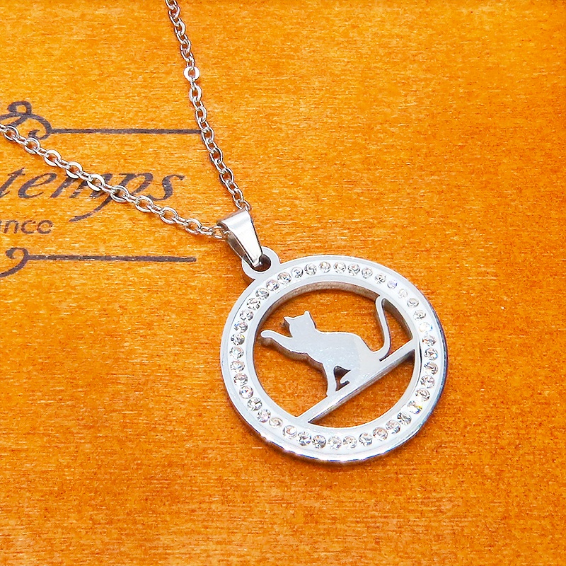 ステンレス 猫とラインストーンサークルの大人可愛いペンダントネックレス アジャスター追加可