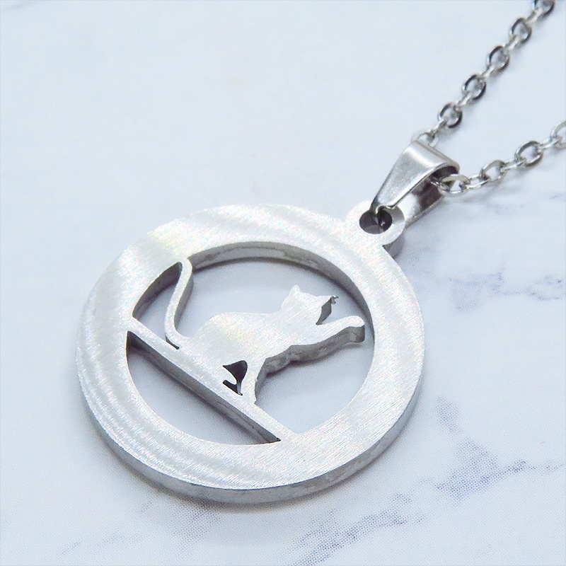 ステンレス 猫とラインストーンサークルの大人可愛いペンダントネックレス アジャスター追加可