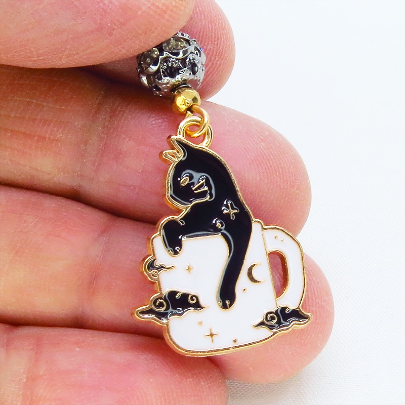 白いマグカップでくつろぐ黒猫チャームのキーホルダー シルバー・ブラックメタルビーズ 金具変更可