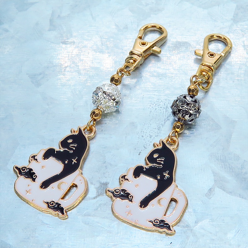 白いマグカップでくつろぐ黒猫チャームのキーホルダー シルバー・ブラックメタルビーズ 金具変更可