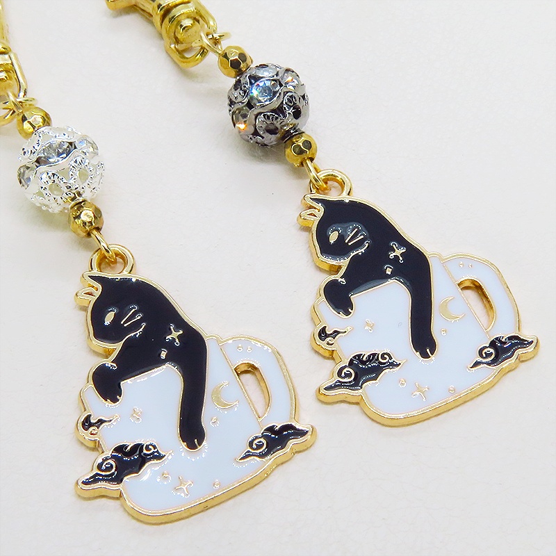 白いマグカップでくつろぐ黒猫チャームのキーホルダー シルバー・ブラックメタルビーズ 金具変更可