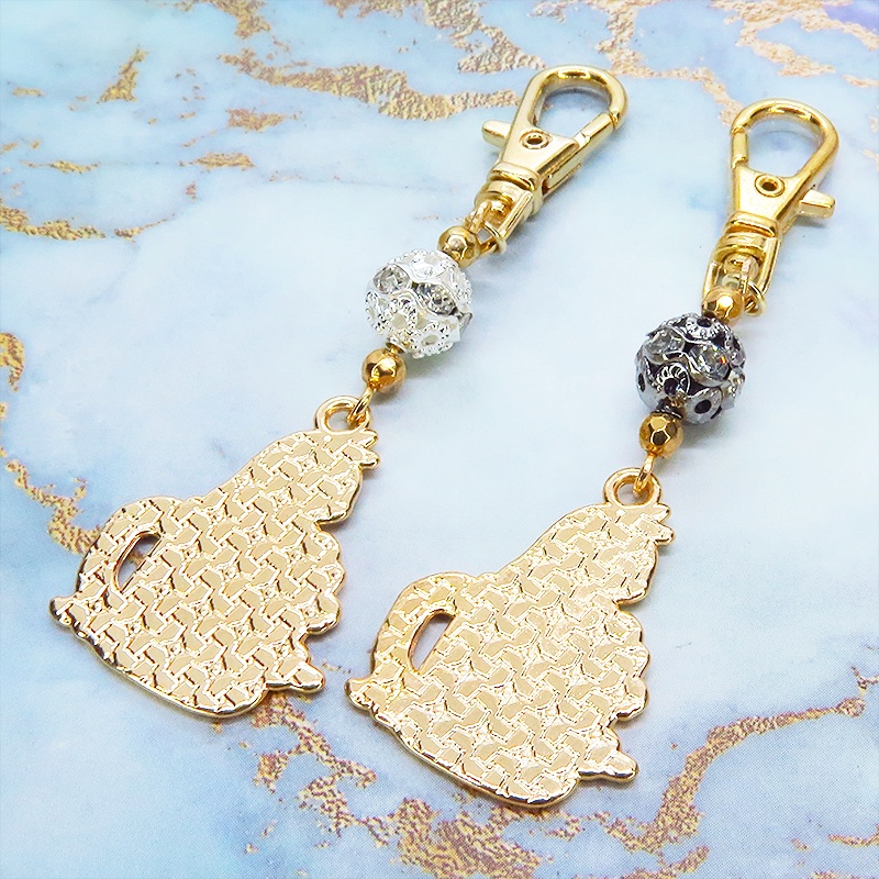 白いマグカップでくつろぐ黒猫チャームのキーホルダー シルバー・ブラックメタルビーズ 金具変更可