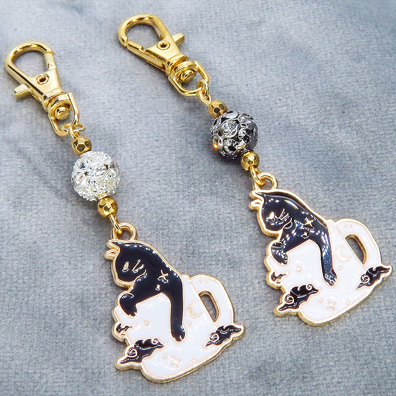 白いマグカップでくつろぐ黒猫チャームのキーホルダー シルバー・ブラックメタルビーズ 金具変更可