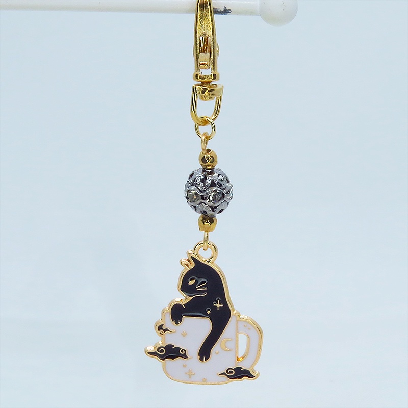 白いマグカップでくつろぐ黒猫チャームのキーホルダー シルバー・ブラックメタルビーズ 金具変更可