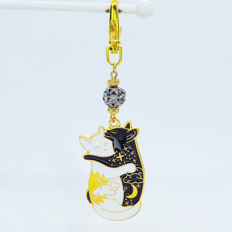 抱擁にゃんこ 白猫と黒猫が抱き合ってる可愛いチャームのキーホルダー メタルビーズ選択 金具変更可