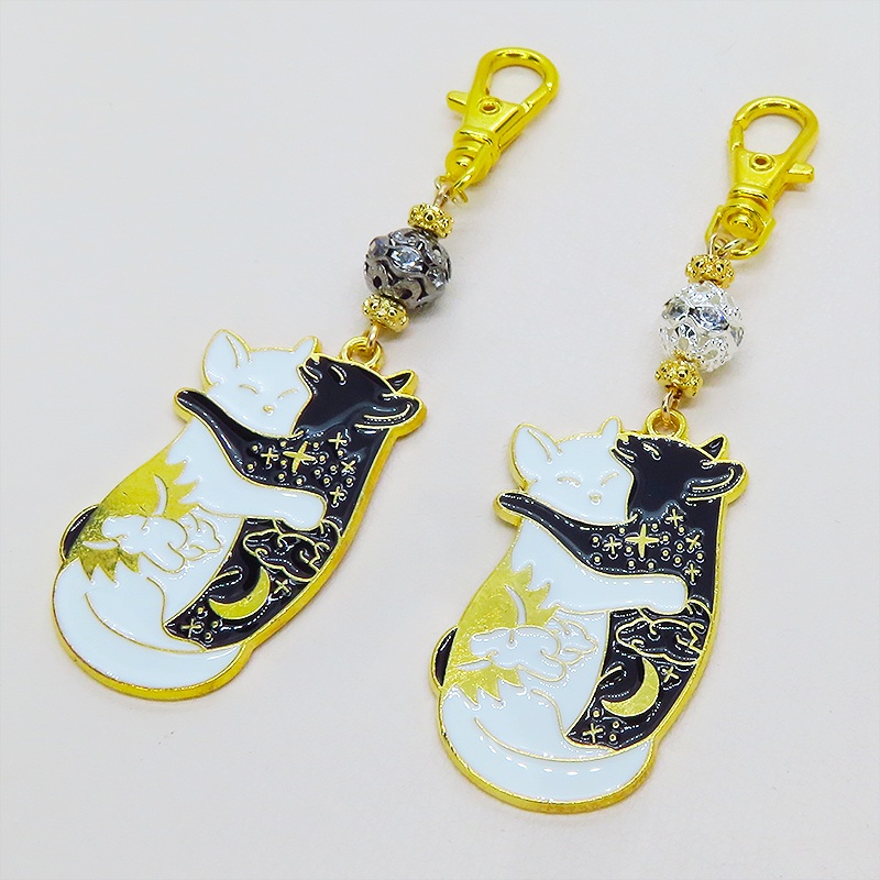 抱擁にゃんこ 白猫と黒猫が抱き合ってる可愛いチャームのキーホルダー メタルビーズ選択 金具変更可