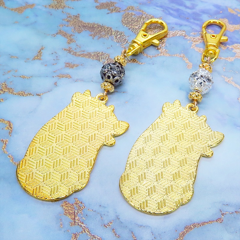 抱擁にゃんこ 白猫と黒猫が抱き合ってる可愛いチャームのキーホルダー メタルビーズ選択 金具変更可