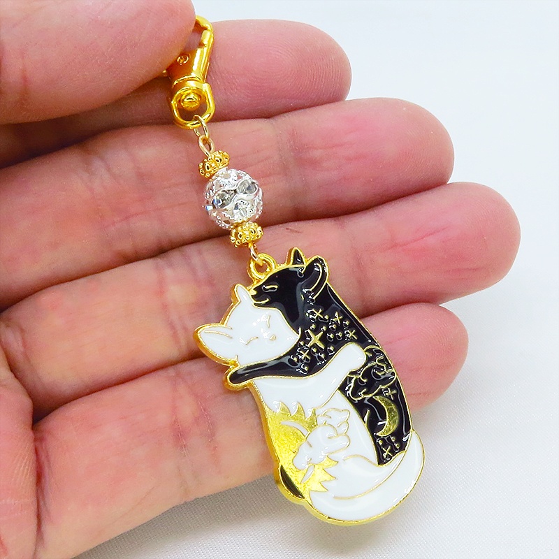 抱擁にゃんこ 白猫と黒猫が抱き合ってる可愛いチャームのキーホルダー メタルビーズ選択 金具変更可