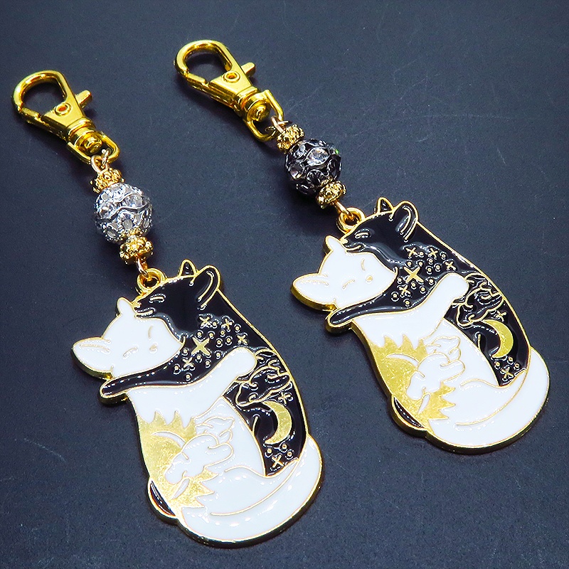 抱擁にゃんこ 白猫と黒猫が抱き合ってる可愛いチャームのキーホルダー メタルビーズ選択 金具変更可