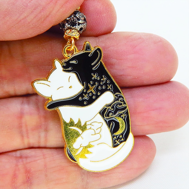 抱擁にゃんこ 白猫と黒猫が抱き合ってる可愛いチャームのキーホルダー メタルビーズ選択 金具変更可