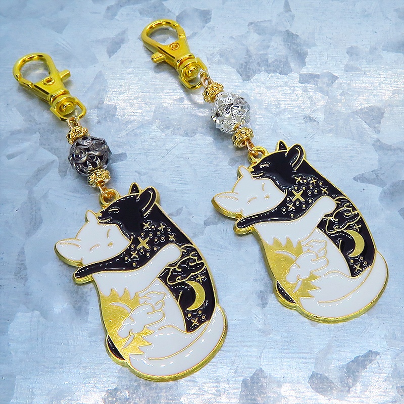 抱擁にゃんこ 白猫と黒猫が抱き合ってる可愛いチャームのキーホルダー メタルビーズ選択 金具変更可