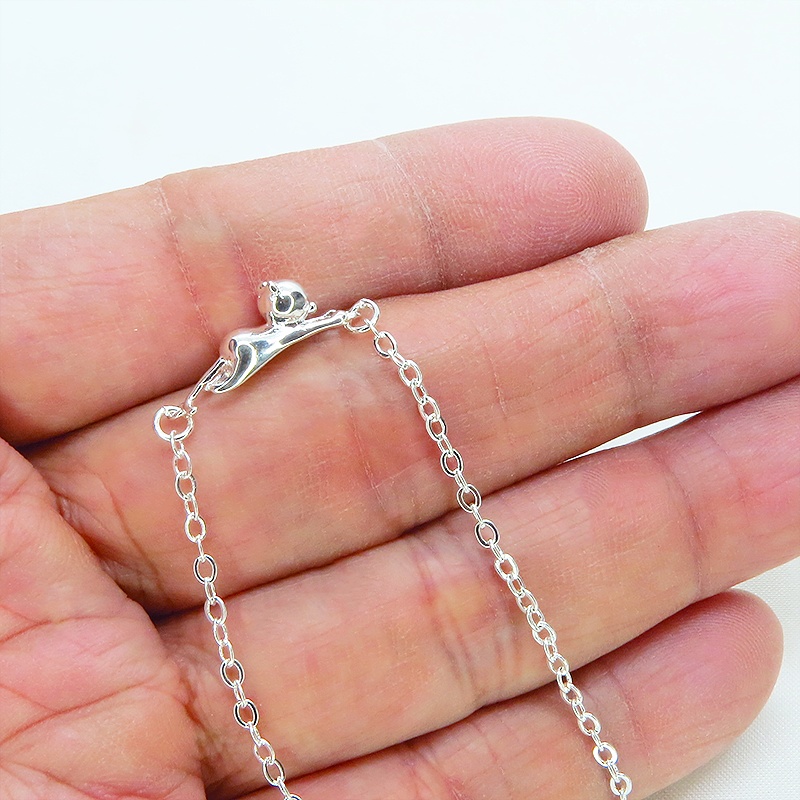 シルバー925 立体的なのび猫チャームの大人可愛いコンパクトなブレスレット アジャスター付