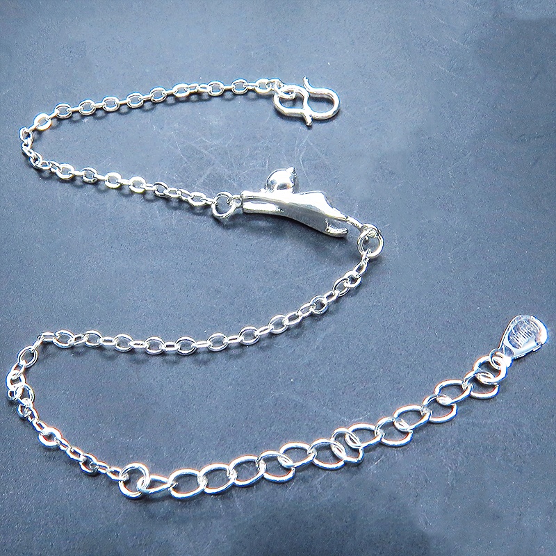 シルバー925 立体的なのび猫チャームの大人可愛いコンパクトなブレスレット アジャスター付