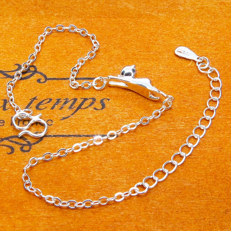 シルバー925 立体的なのび猫チャームの大人可愛いコンパクトなブレスレット アジャスター付