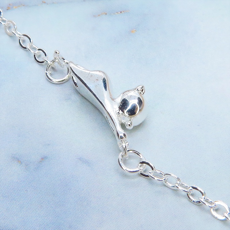 シルバー925 立体的なのび猫チャームの大人可愛いコンパクトなブレスレット アジャスター付