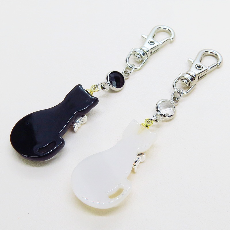 シルバーカラーリボン付きの猫シルエットモチーフとラインストーンのキーホルダー 白黒色選択 金具変更可