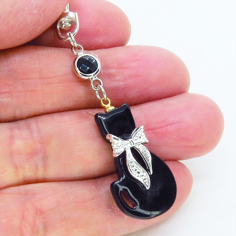 シルバーカラーリボン付きの猫シルエットモチーフとラインストーンのキーホルダー 白黒色選択 金具変更可