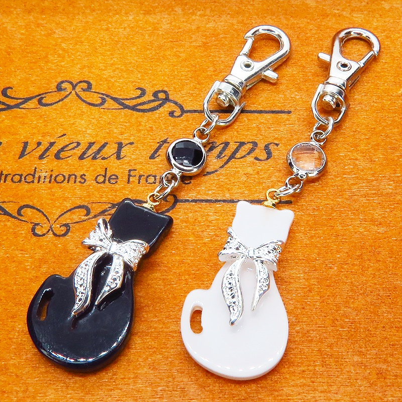 シルバーカラーリボン付きの猫シルエットモチーフとラインストーンのキーホルダー 白黒色選択 金具変更可