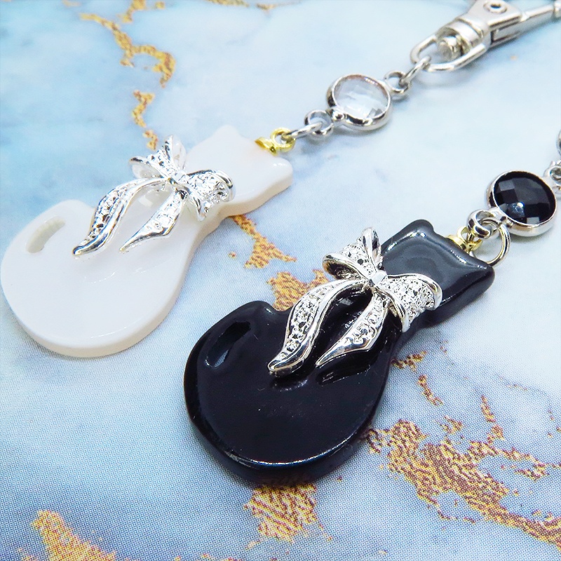 シルバーカラーリボン付きの猫シルエットモチーフとラインストーンのキーホルダー 白黒色選択 金具変更可