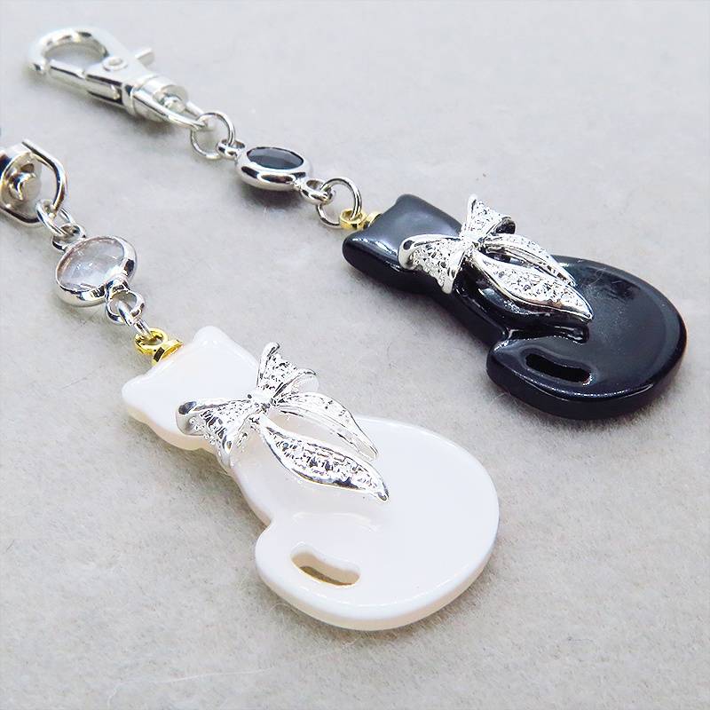 シルバーカラーリボン付きの猫シルエットモチーフとラインストーンのキーホルダー 白黒色選択 金具変更可