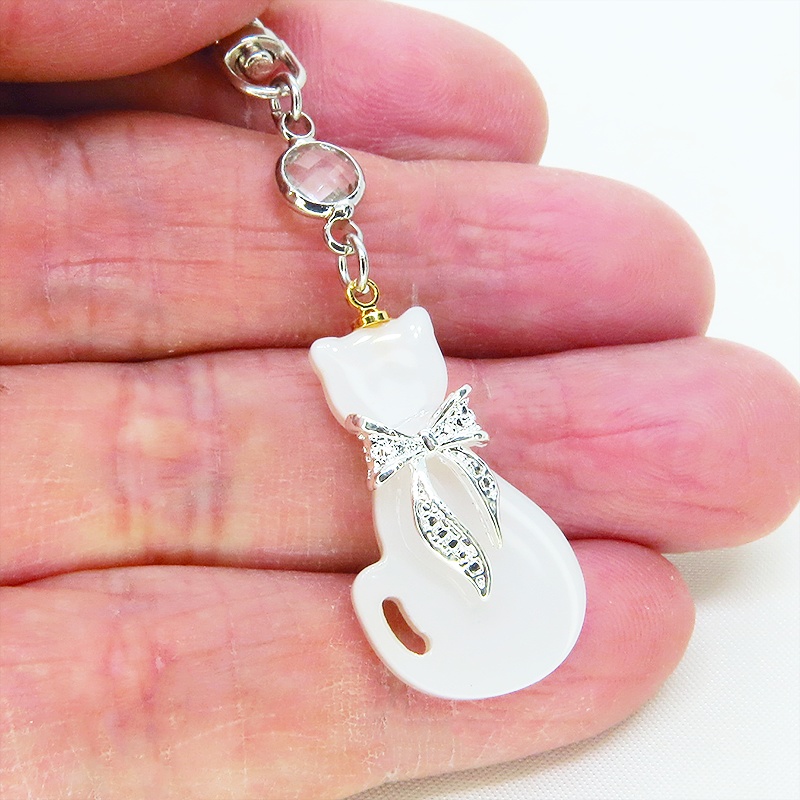 シルバーカラーリボン付きの猫シルエットモチーフとラインストーンのキーホルダー 白黒色選択 金具変更可