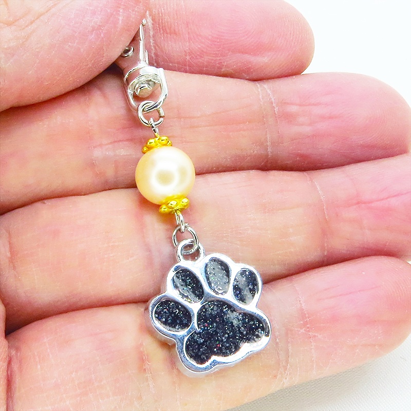 シルバーカラーの肉球とベージュのビーズを組み合わせたキーホルダー 金具変更可