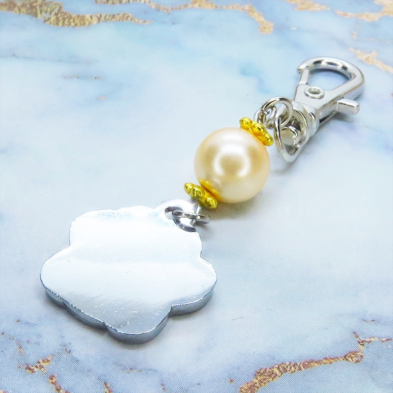 シルバーカラーの肉球とベージュのビーズを組み合わせたキーホルダー 金具変更可