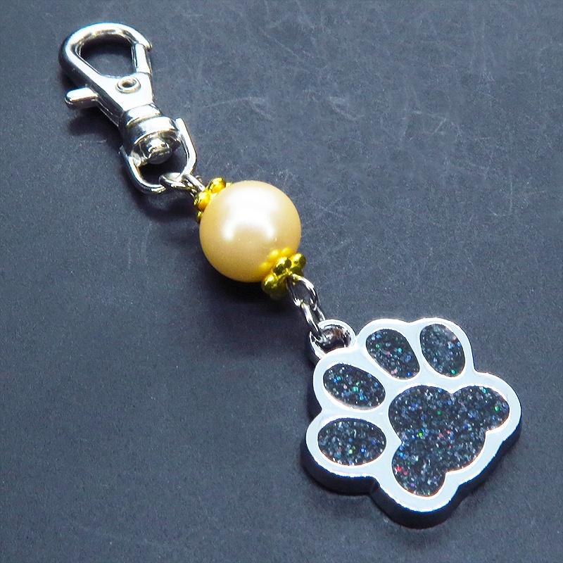 シルバーカラーの肉球とベージュのビーズを組み合わせたキーホルダー 金具変更可