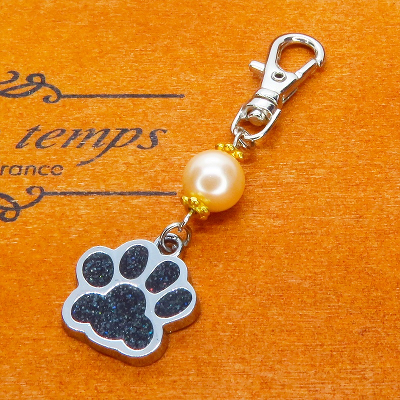 シルバーカラーの肉球とベージュのビーズを組み合わせたキーホルダー 金具変更可