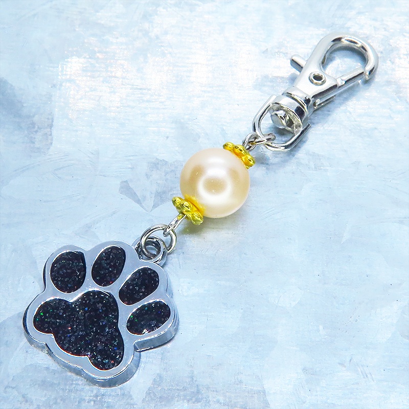 シルバーカラーの肉球とベージュのビーズを組み合わせたキーホルダー 金具変更可