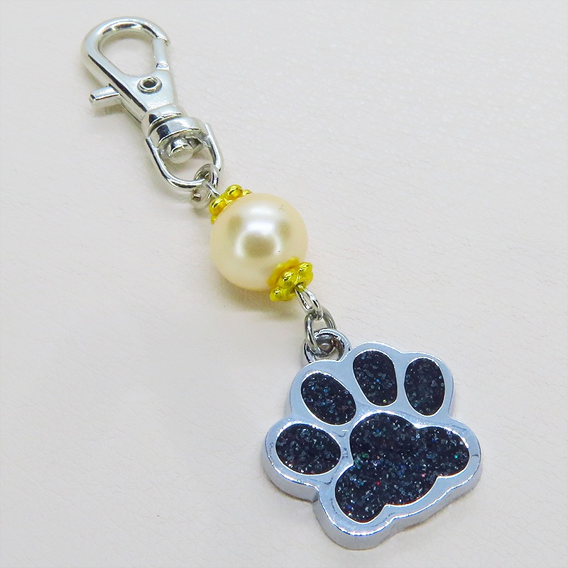 シルバーカラーの肉球とベージュのビーズを組み合わせたキーホルダー 金具変更可