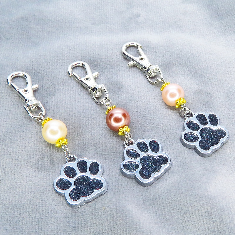 シルバーカラーの肉球とチョコレートブラウンのビーズを組み合わせたキーホルダー 金具変更可