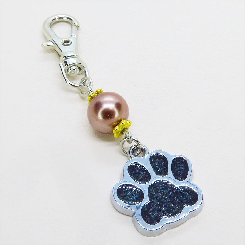 シルバーカラーの肉球とチョコレートブラウンのビーズを組み合わせたキーホルダー 金具変更可