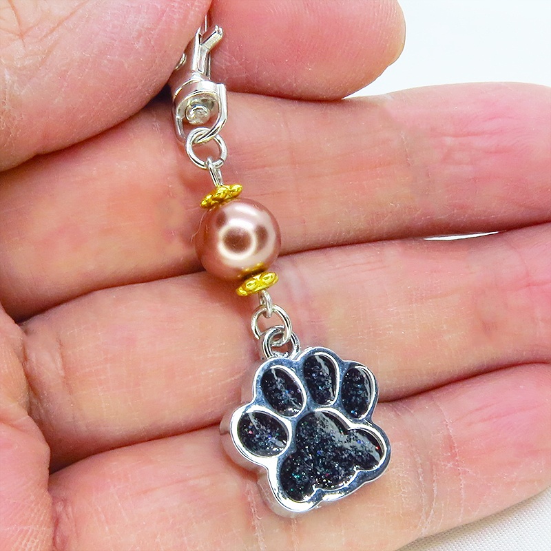 シルバーカラーの肉球とチョコレートブラウンのビーズを組み合わせたキーホルダー 金具変更可