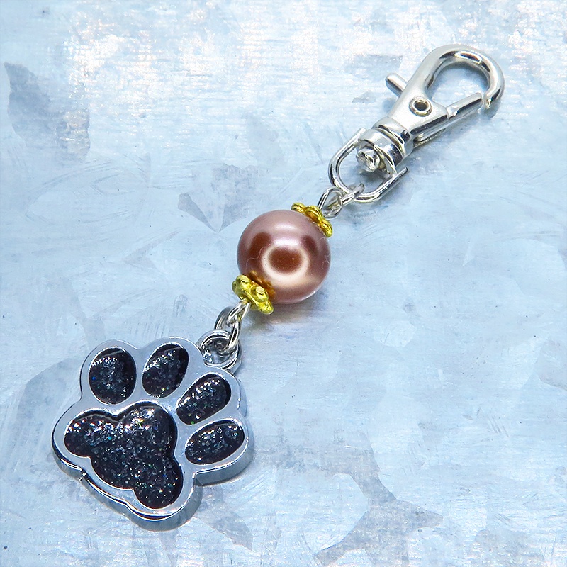 シルバーカラーの肉球とチョコレートブラウンのビーズを組み合わせたキーホルダー 金具変更可
