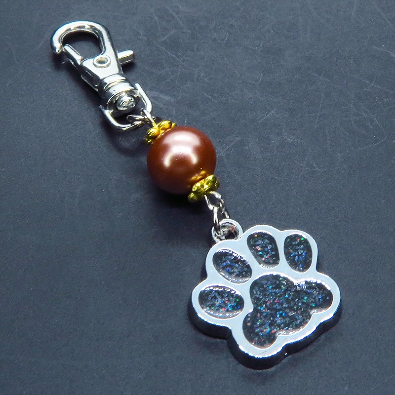 シルバーカラーの肉球とチョコレートブラウンのビーズを組み合わせたキーホルダー 金具変更可