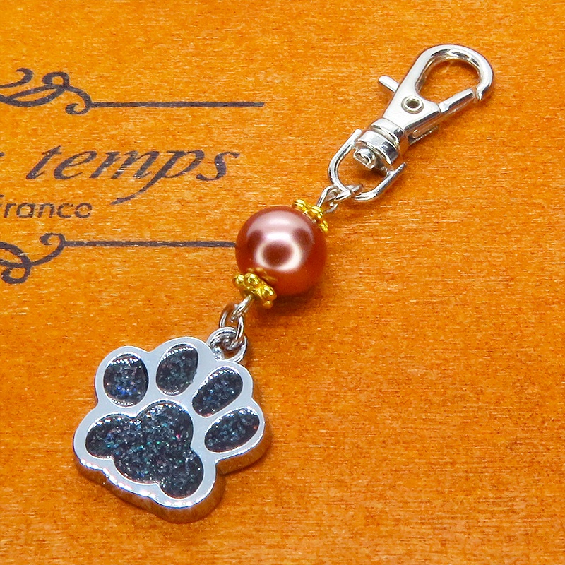 シルバーカラーの肉球とチョコレートブラウンのビーズを組み合わせたキーホルダー 金具変更可