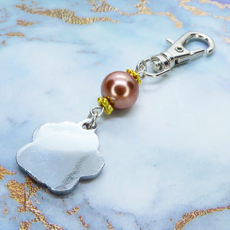 シルバーカラーの肉球とチョコレートブラウンのビーズを組み合わせたキーホルダー 金具変更可