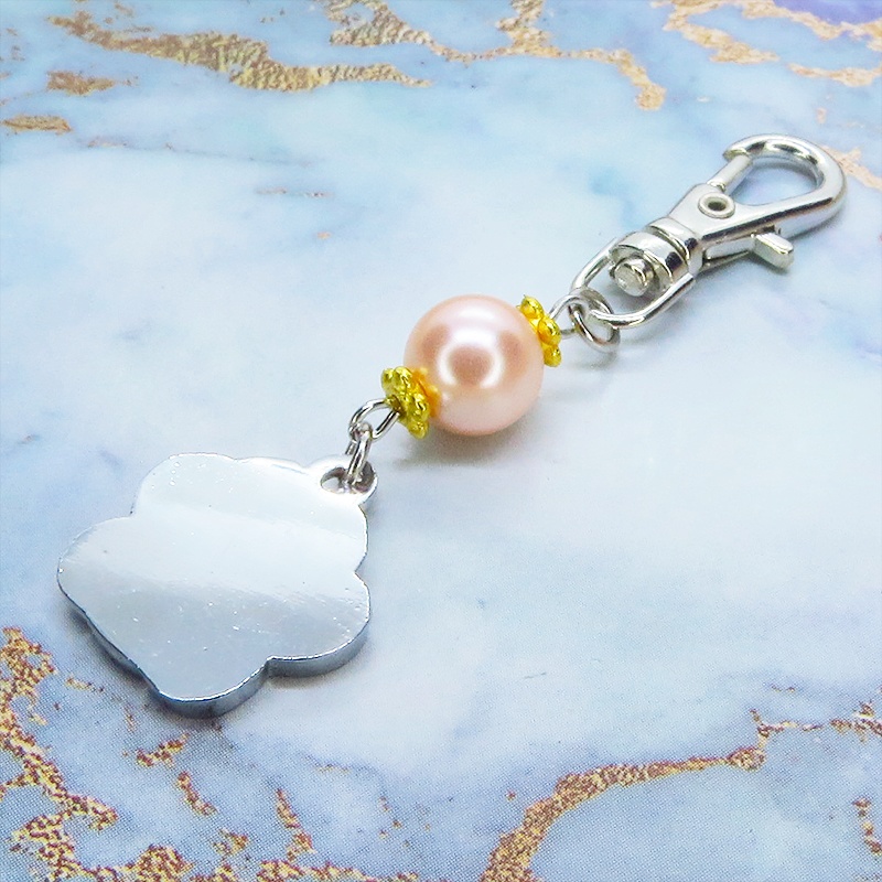 シルバーカラーの肉球とコーラルピンクのビーズを組み合わせたキーホルダー 金具変更可