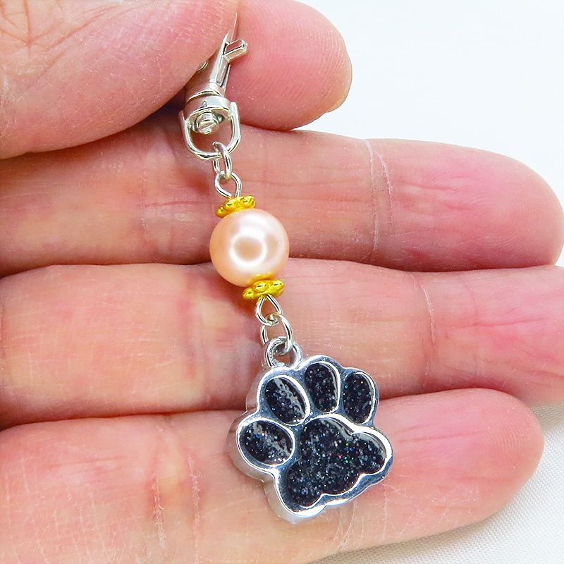 シルバーカラーの肉球とコーラルピンクのビーズを組み合わせたキーホルダー 金具変更可