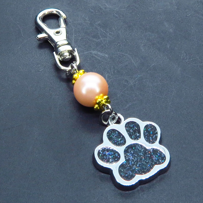 シルバーカラーの肉球とコーラルピンクのビーズを組み合わせたキーホルダー 金具変更可
