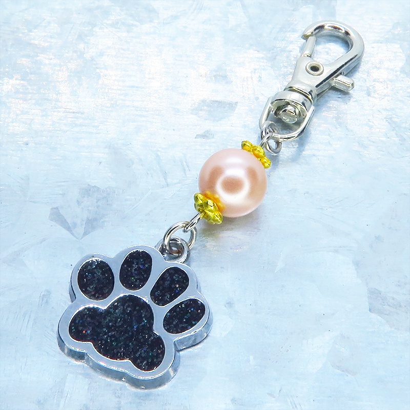 シルバーカラーの肉球とコーラルピンクのビーズを組み合わせたキーホルダー 金具変更可