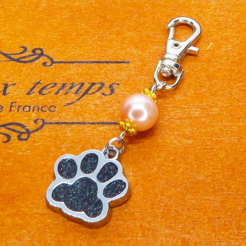 シルバーカラーの肉球とコーラルピンクのビーズを組み合わせたキーホルダー 金具変更可
